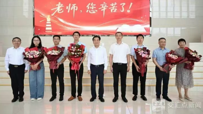 省委书记信长星到泰州市看望慰问一线教职员工